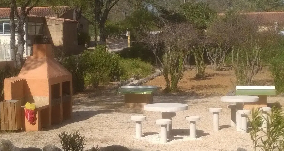 Outdoor picnic area with a barbecue and stone tables, perfect for enjoying a meal in Saint-Maximin-la-Sainte-Baume.
