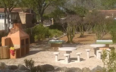 Outdoor picnic area with a barbecue and stone tables, perfect for enjoying a meal in Saint-Maximin-la-Sainte-Baume.