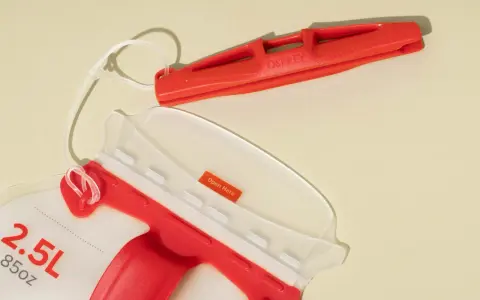 An Osprey 2.5L hydration pack with a red bite valve and a clear opening. This hydration pack is perfect for staying hydrated on the go.