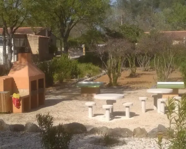 Outdoor picnic area with a barbecue and stone tables, perfect for enjoying a meal in Saint-Maximin-la-Sainte-Baume.