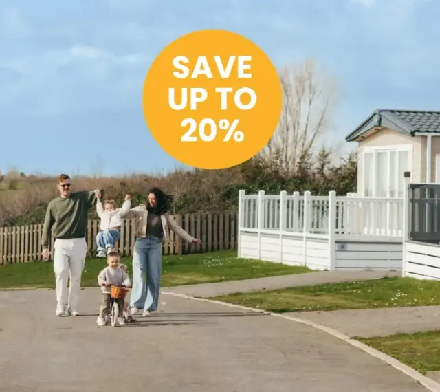 Family enjoys a sunny day near mobile homes, perfect for location de mobil-homes pas cher. Save up to 20%!