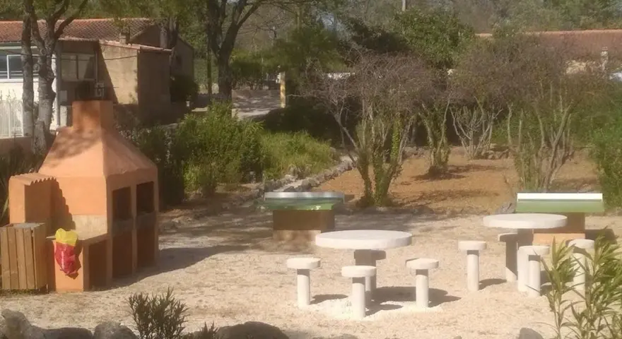 Outdoor picnic area with a barbecue and stone tables, perfect for enjoying a meal in Saint-Maximin-la-Sainte-Baume.