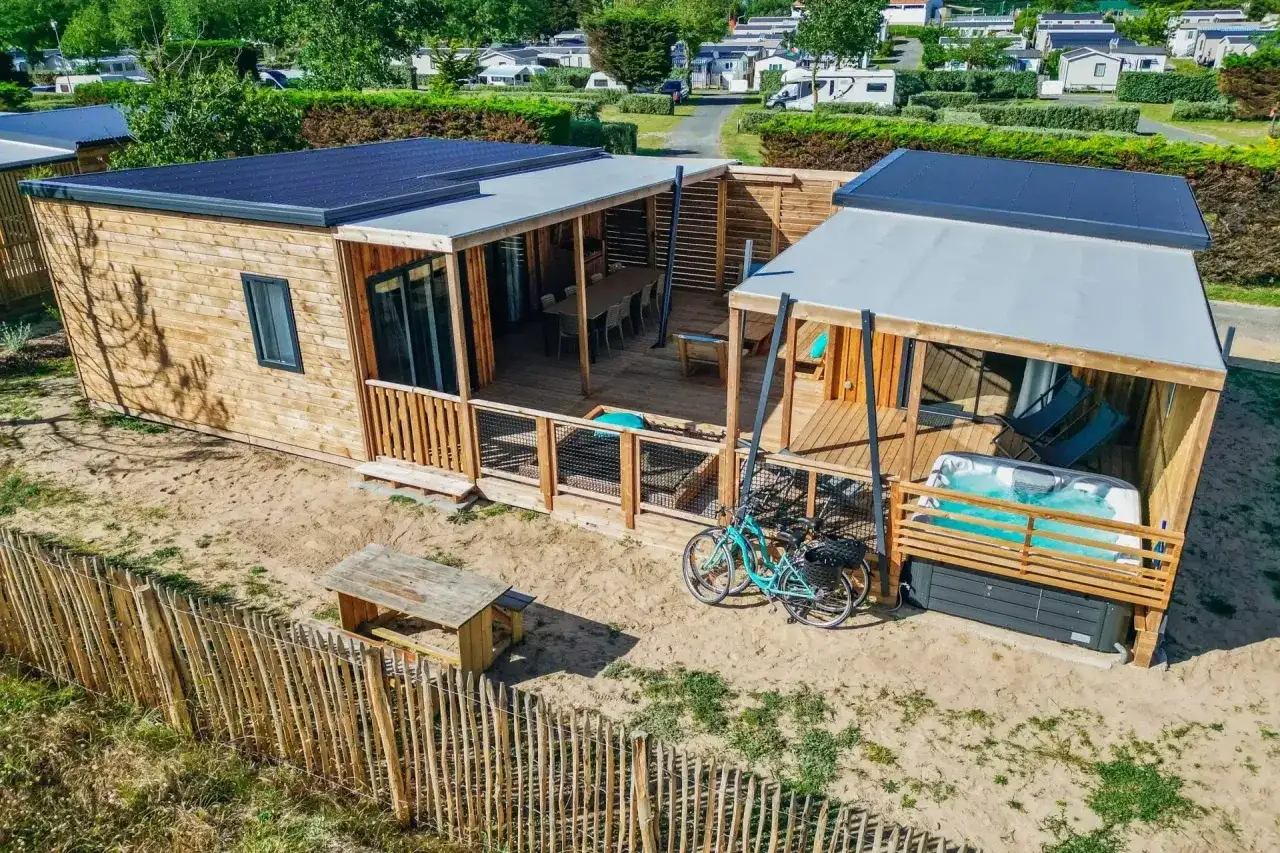 Modern mobil home in the Var region, featuring a deck with a hot tub and bicycles.